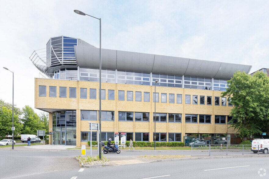 High St, Crawley to rent - Building Photo - Image 3 of 5