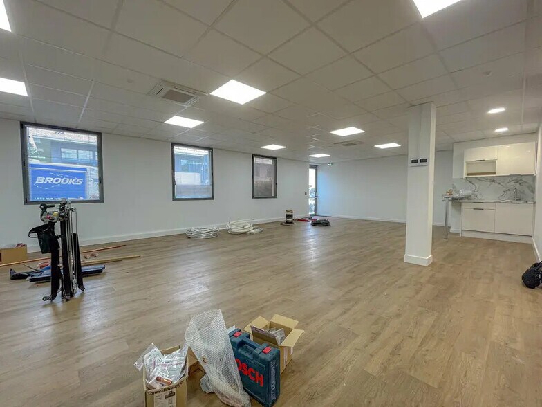 Office in Aix-en-Provence to rent - Building Photo - Image 2 of 5