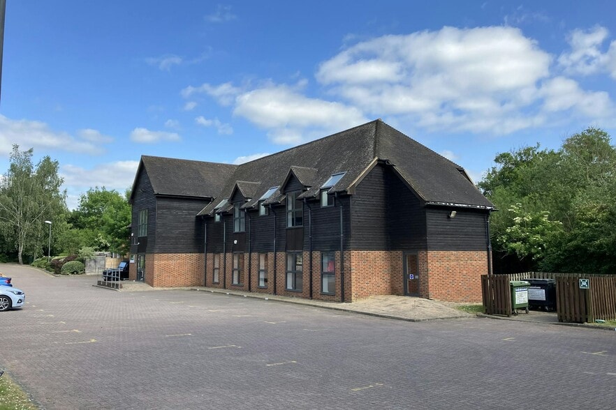 Old Woking Rd, Old Woking to rent - Primary Photo - Image 1 of 1