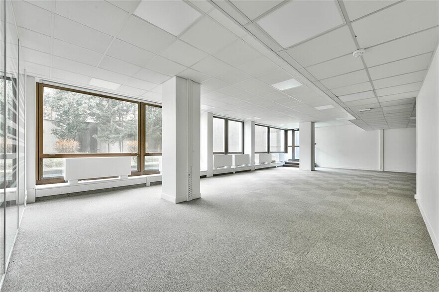 Office in Saint-Cloud to rent - Building Photo - Image 1 of 6
