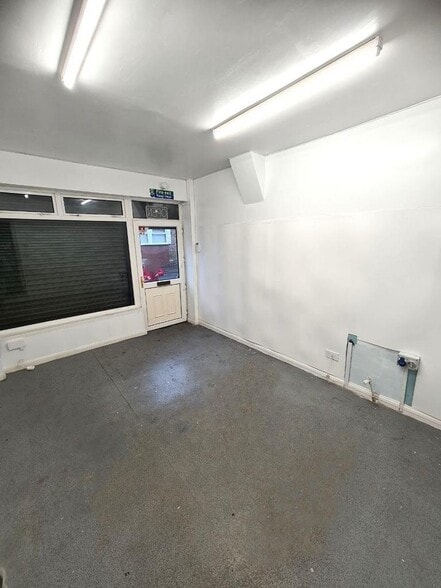 10 Station Rd, Barnsley to rent - Building Photo - Image 2 of 6