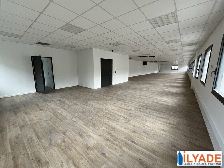 Office in Aubagne to rent - Interior Photo - Image 2 of 4