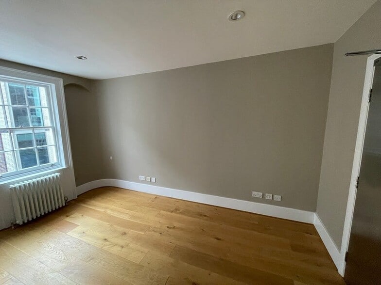 26-27 Carnaby St, London to rent - Building Photo - Image 3 of 4