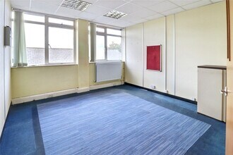 Queens Rd, Barnet to rent Interior Photo- Image 2 of 5