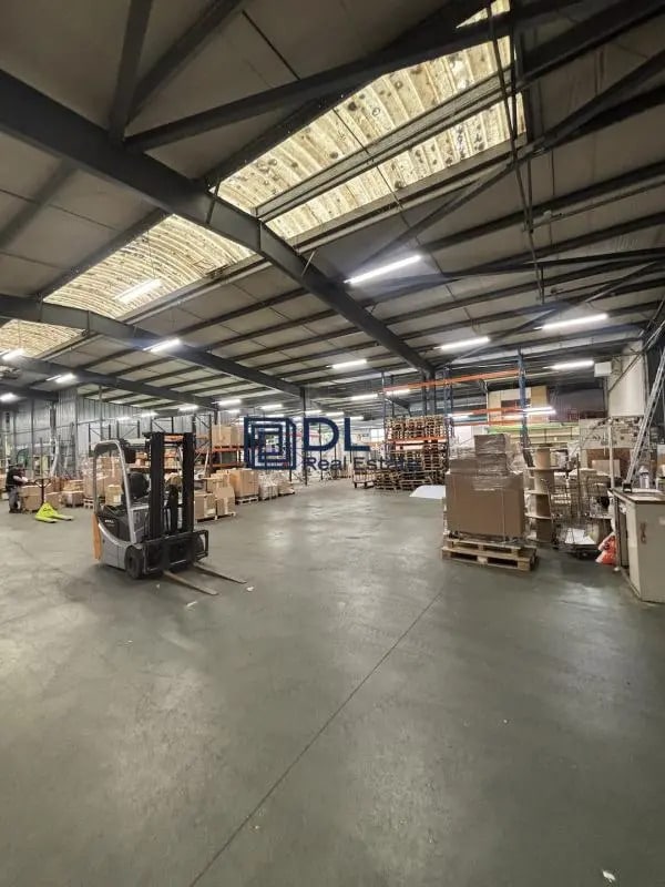 Industrial in Trappes for sale Primary Photo- Image 1 of 13