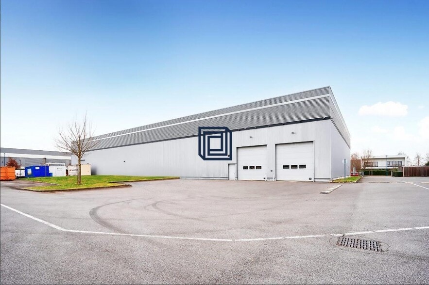 Industrial in Croissy-Beaubourg to rent - Building Photo - Image 1 of 9