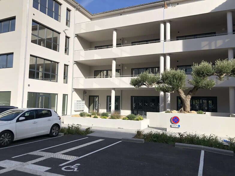Office in Aubagne to rent - Primary Photo - Image 1 of 7