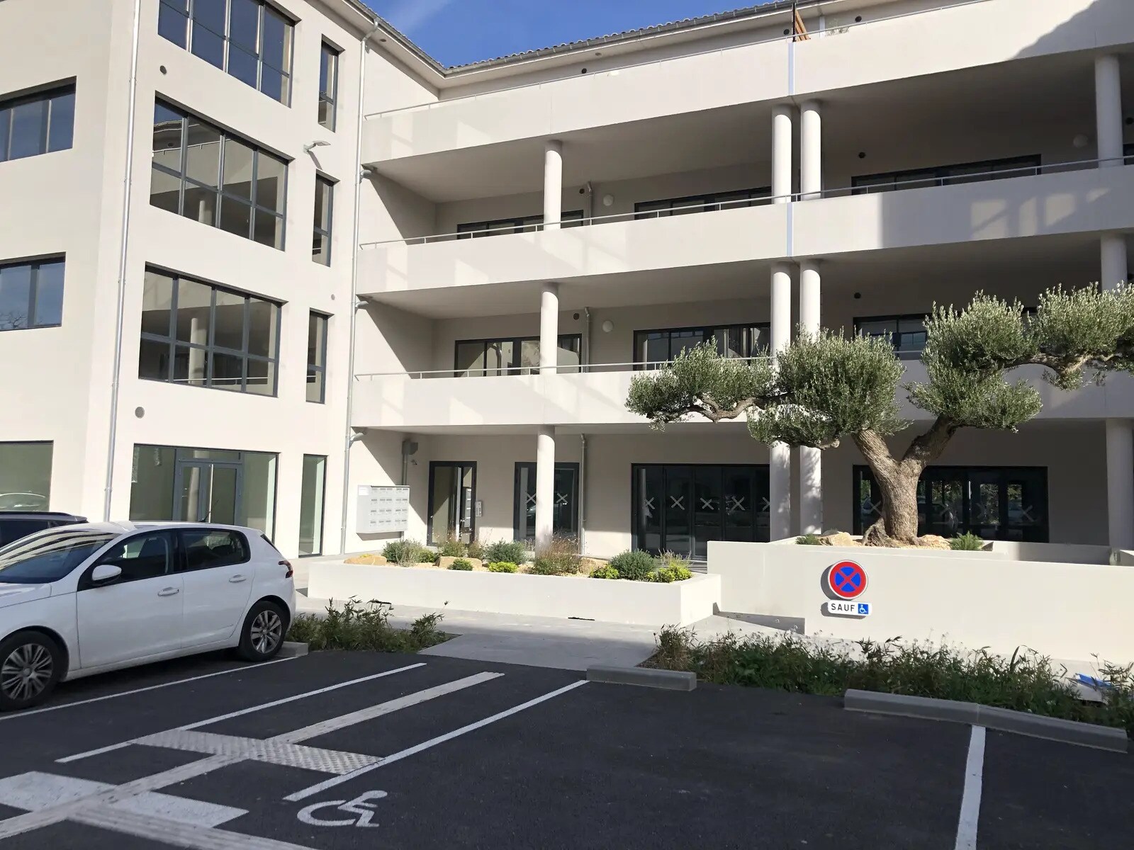 Office in Aubagne to rent Primary Photo- Image 1 of 8