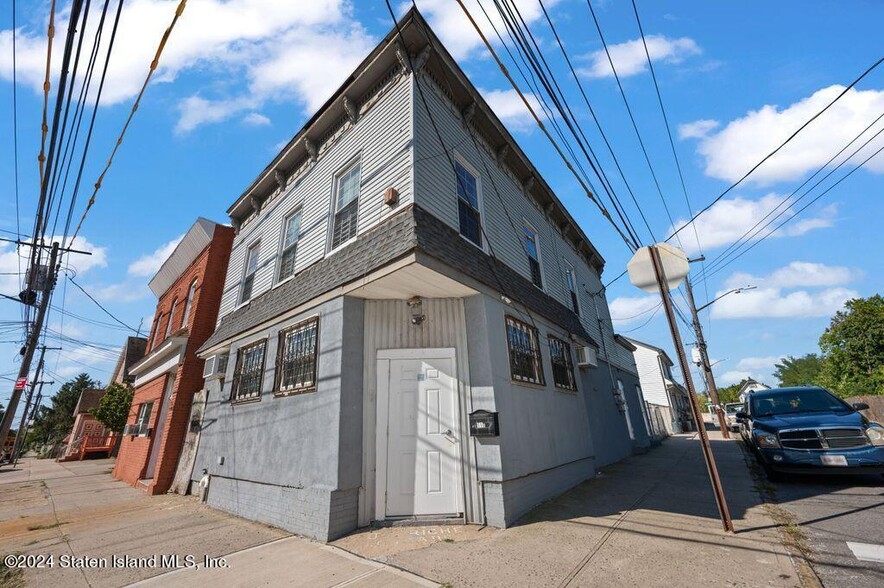 110 Van Pelt Ave, Staten Island, NY for rent - Building Photo - Image 1 of 5