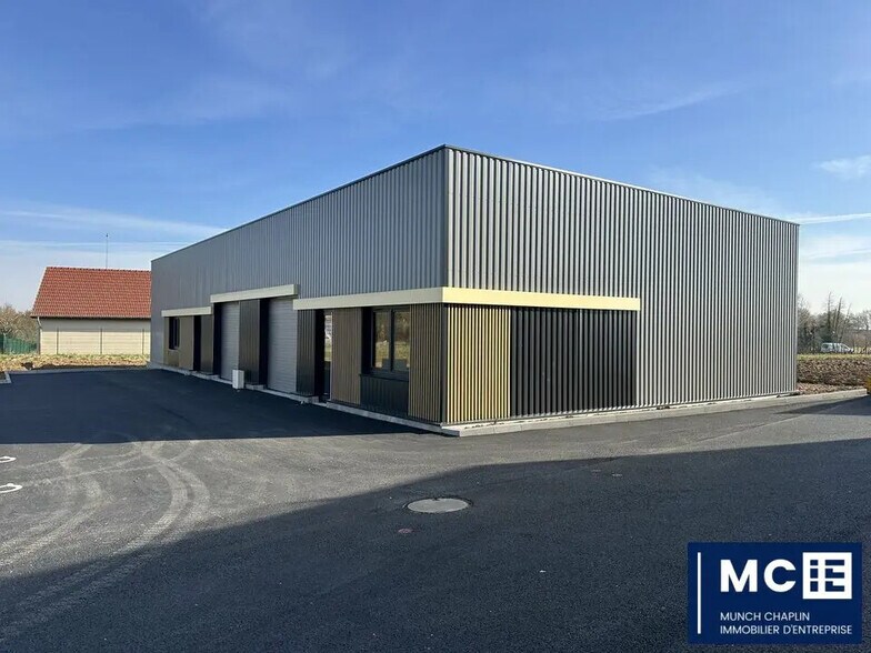 Light Industrial in for sale - Building Photo - Image 1 of 6