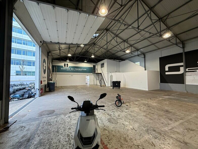 Industrial in Saint-Denis to rent - Interior Photo - Image 2 of 8