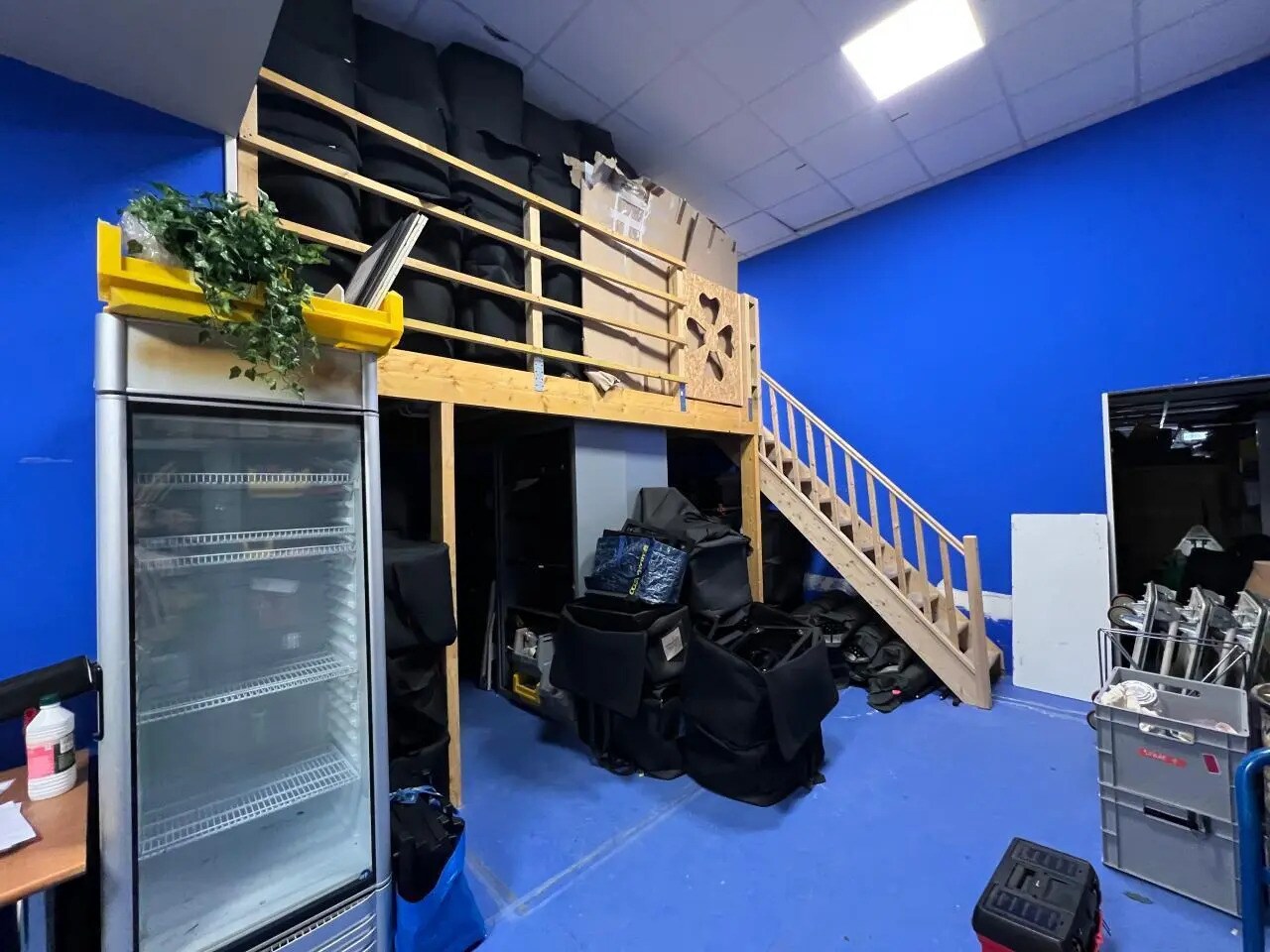 Light Industrial in Montrouge to rent Building Photo- Image 1 of 10