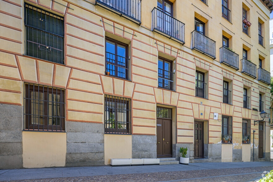 Retail in Madrid, Madrid to rent - Building Photo - Image 3 of 3