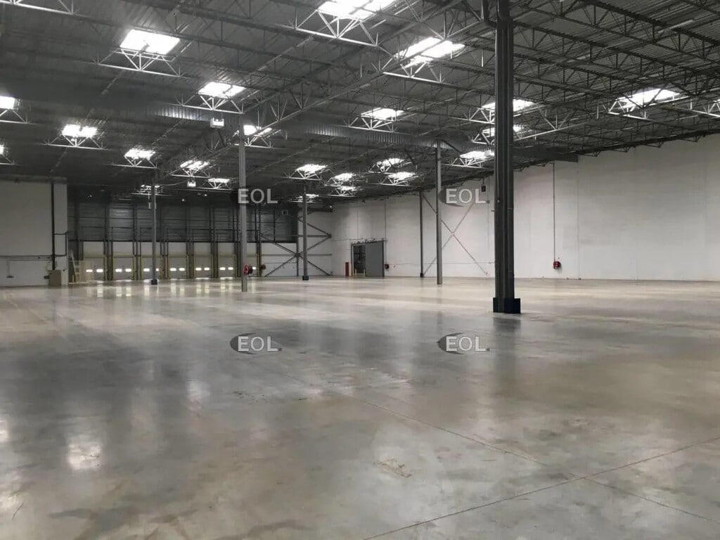 Location Entrepôt 9 271 m² - Photo 1