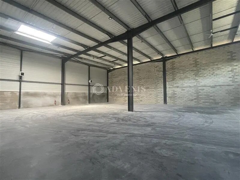 Light Industrial in Le Mesnil-Amelot to rent Building Photo- Image 1 of 4