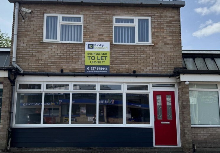 Mark Rd, Hemel Hempstead to rent Building Photo- Image 1 of 2