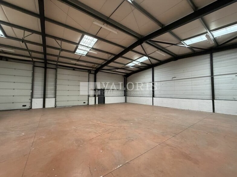 Light Industrial in Vaulx-en-Velin to rent - Building Photo - Image 2 of 12
