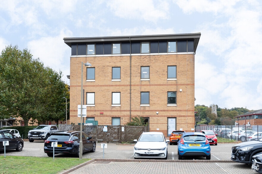 Sir Thomas Longley Rd, Rochester to rent - Building Photo - Image 2 of 2