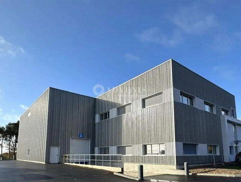 Light Industrial in Les Sorinières to rent - Building Photo - Image 1 of 8