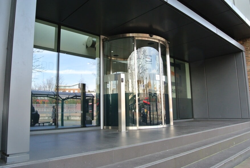 Wood St, Kingston Upon Thames to rent - Building Photo - Image 2 of 12