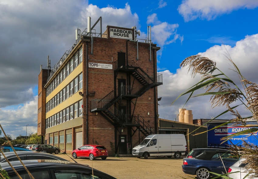 Coldharbour Ln, Rainham to rent - Building Photo - Image 1 of 6