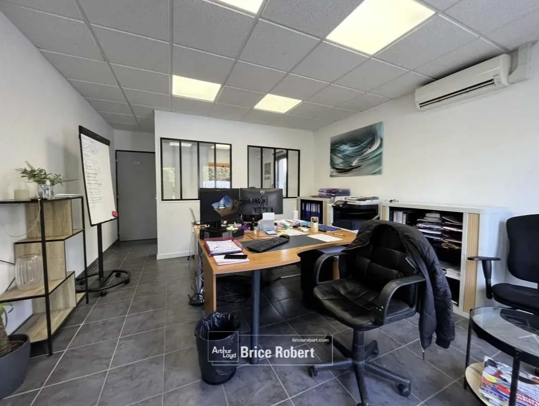 Light Industrial in Villeurbanne to rent Interior Photo- Image 1 of 3