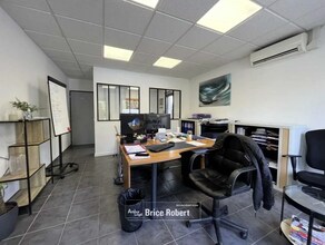 Light Industrial in Villeurbanne to rent Interior Photo- Image 1 of 3