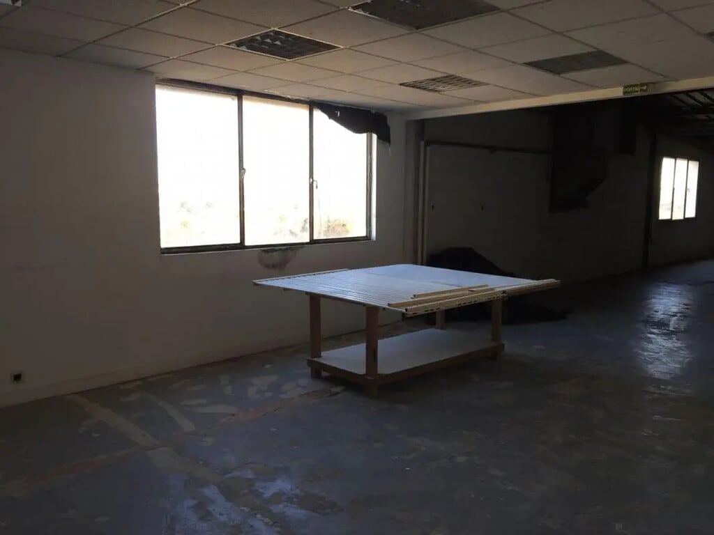 Location Entrepôt 239 m² - Photo 1