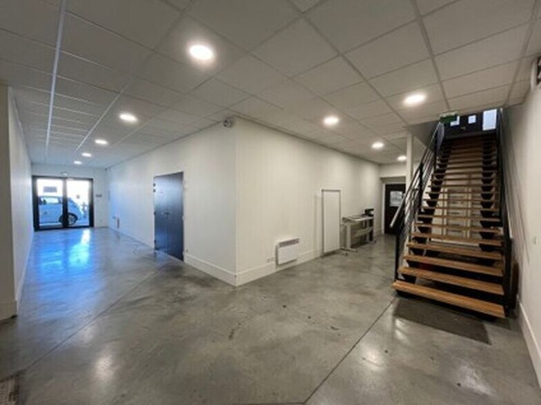 Light Industrial in Vaulx-en-Velin to rent - Lobby - Image 2 of 16
