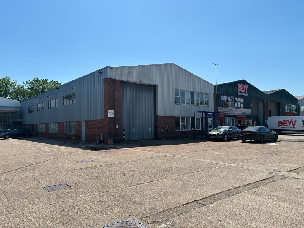 Priors Way, Maidenhead to rent Building Photo- Image 1 of 2