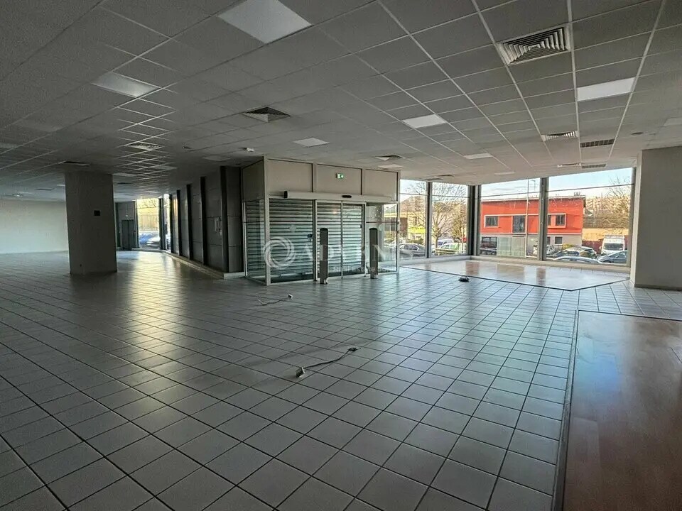 Location Commerce 2 425 m² - Photo 1