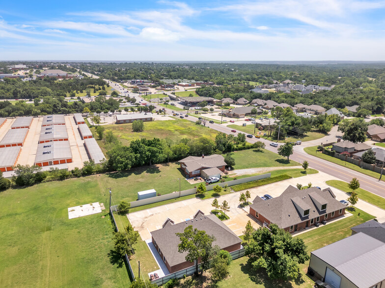 207 E. Memorial Road, Oklahoma City, OK for rent - Building Photo - Image 3 of 14