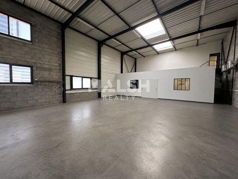 Light Industrial in Vénissieux to rent - Interior Photo - Image 1 of 8