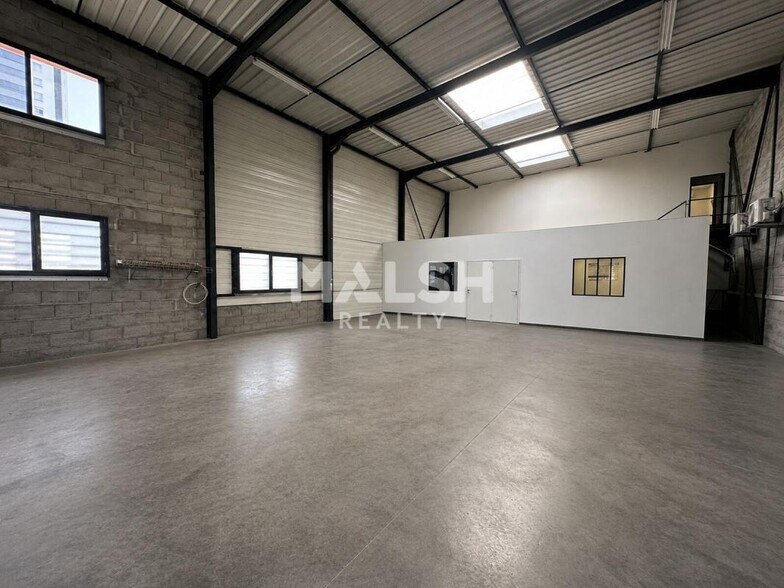 Light Industrial in Vénissieux to rent - Interior Photo - Image 1 of 8
