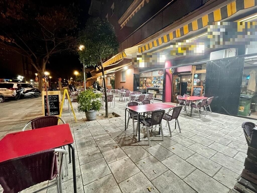 Retail in Cornellà de Llobregat, Barcelona to rent Primary Photo- Image 1 of 3