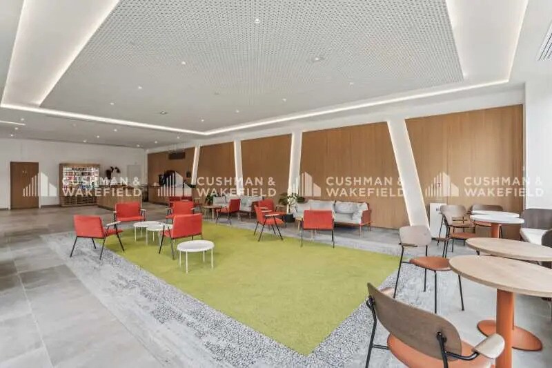 2 Avenue De La Gare, Montigny-le-Bretonneux to rent Interior Photo- Image 1 of 13