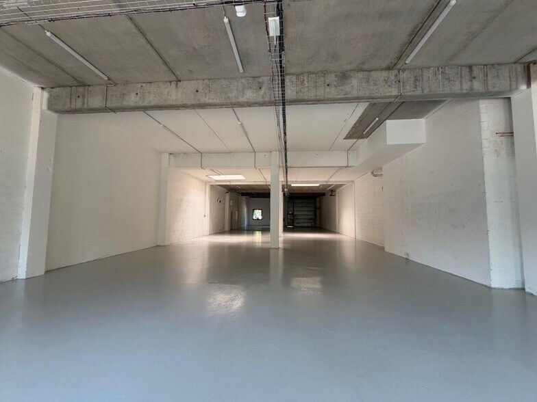Light Industrial in Limonest to rent - Interior Photo - Image 3 of 10