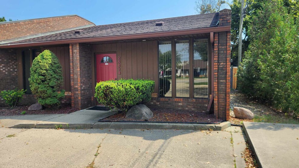 25614 Jefferson Ave, Saint Clair Shores, MI for rent - Building Photo - Image 3 of 11