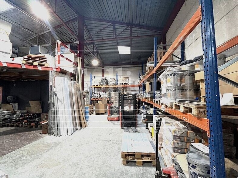 Light Industrial in Marseille to rent - Interior Photo - Image 3 of 5