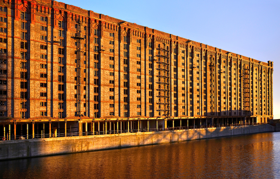 Stanley Dock, Liverpool for rent - Primary Photo - Image 1 of 4