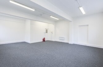 6 Elthorne Rd, London to rent Interior Photo- Image 2 of 4