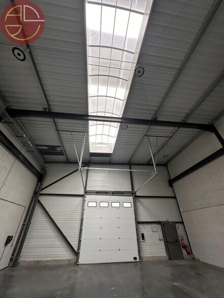 Retail in Colomiers to rent - Interior Photo - Image 2 of 13