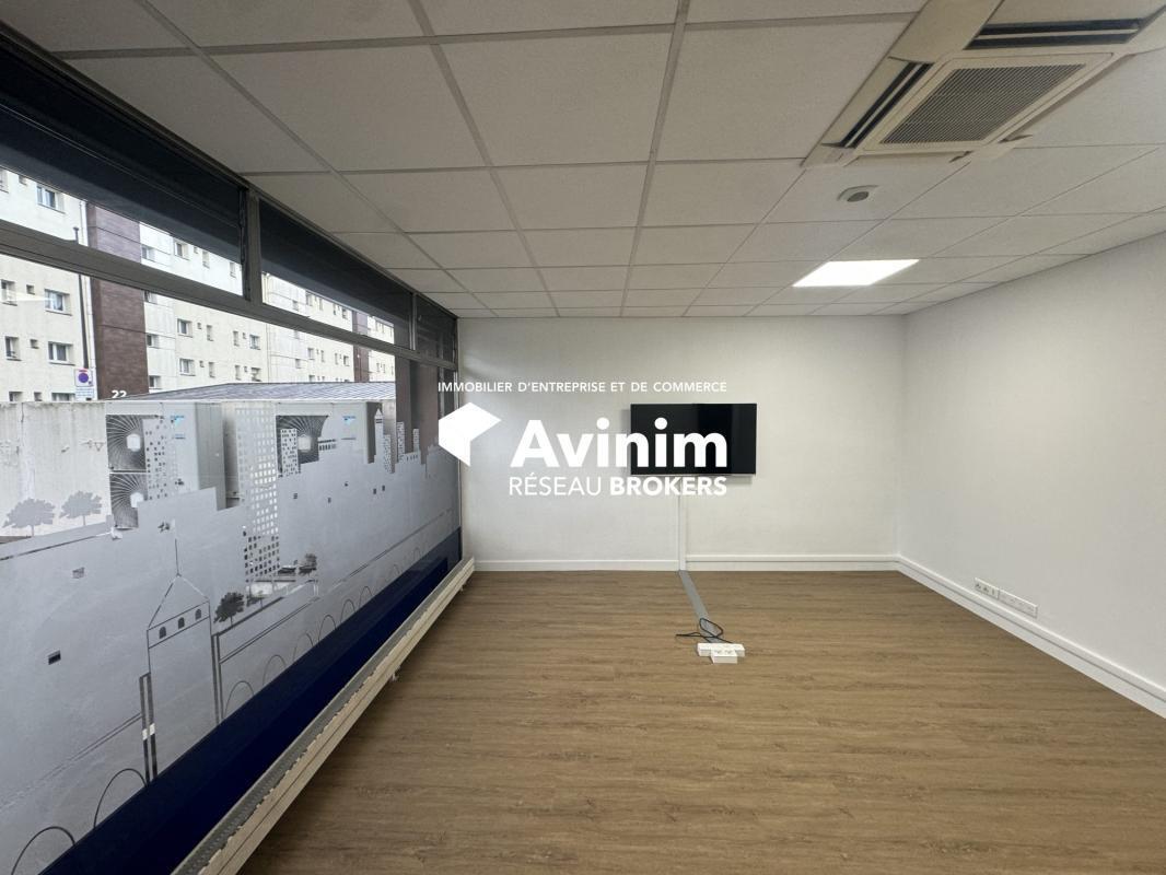 Retail in Le Bourget to rent Interior Photo- Image 1 of 7