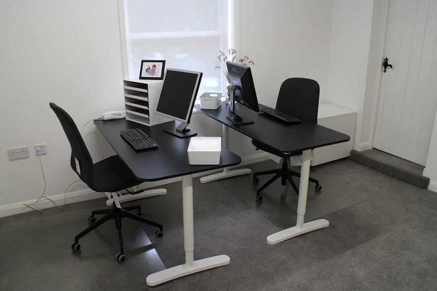 High St, Woking to rent - Building Photo - Image 3 of 4