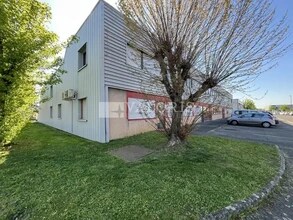 Light Industrial in Vaulx-en-Velin to rent Building Photo- Image 1 of 6