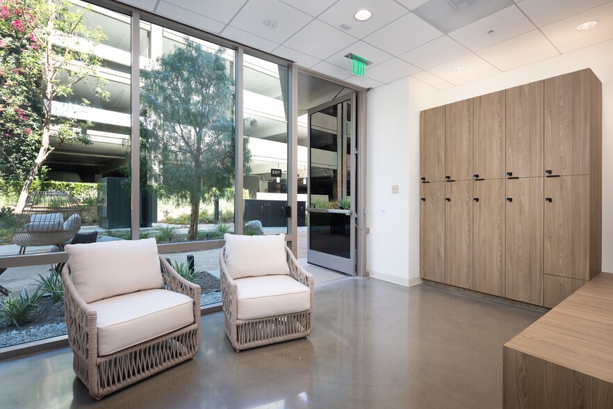 15 Enterprise, Aliso Viejo, CA to rent - Matterport 3D Scan - Image 3 of 53