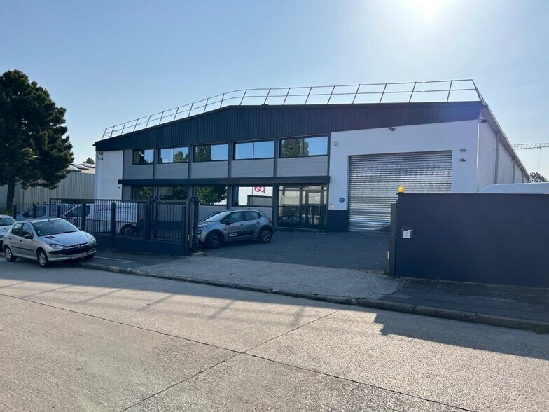 Light Industrial in Morangis to rent - Building Photo - Image 1 of 9