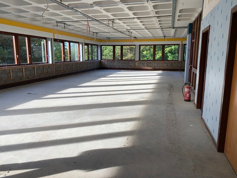 Kilwinning Rd, Irvine to rent - Building Photo - Image 3 of 8