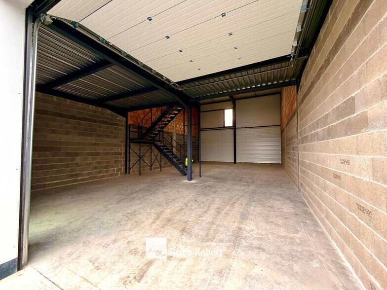153 Route De Brignais, Saint-Genis-Laval to rent - Building Photo - Image 2 of 5