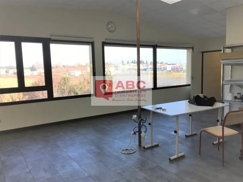 Location Entrepôt 159 m² - Photo 1